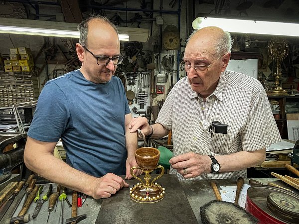 In seiner Werkstatt fu?r liturgische Gegensta?nde in Valencia fertigten Goldschmied Antonio Piro? und seine Söhne Kopien des Kelchs an. - © Manuel Meyer/dpa-tmn