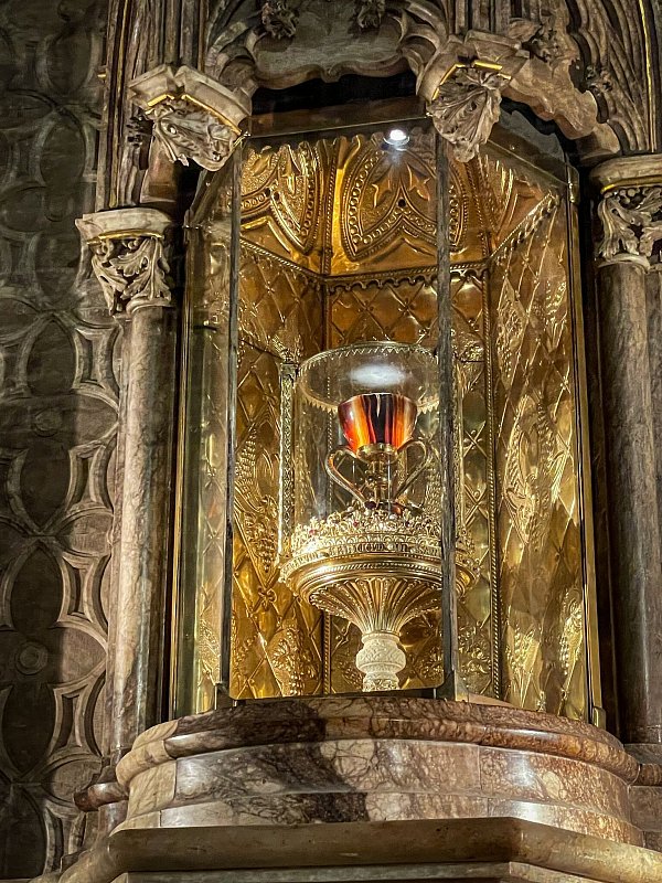 Hinter Panzerglas gesichert: der Kelch, mit dem Jesus angeblich das letzte Abendmahl gefeiert haben soll. - © Manuel Meyer/dpa-tmn