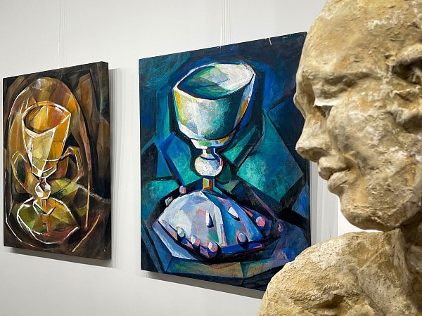 Ku?nstler wie Mari?a Go?mez bescha?ftigen sich heute noch mit der Legende des Heiligen Grals. Ein Blick in ihr Atelier in Valencia. - © Manuel Meyer/dpa-tmn