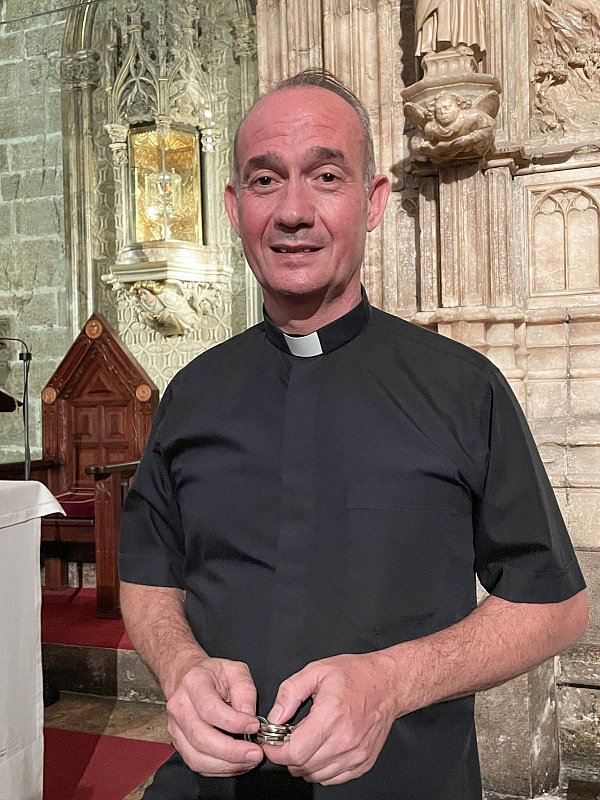 Domherr der Kathedrale und damit Hu?ter des Heiligen Kelchs: A?lvaro de Almenar mit dem Santo Ca?liz im Hintergrund. - © Manuel Meyer/dpa-tmn