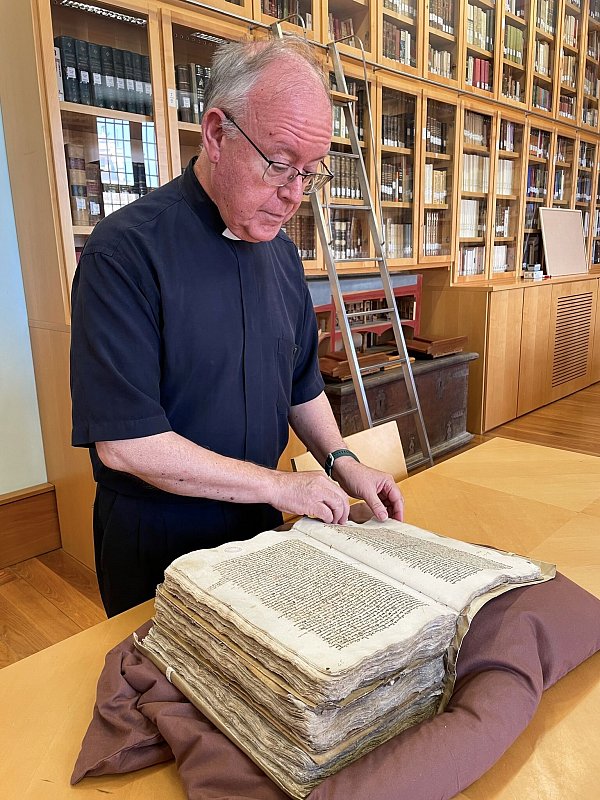 Mit alten Quellen: Kathedralen-Archivar Vicente Pons zeigt ein Registerbuch, das die Übergabe des Grals an die Kathedrale belegen soll. - © Manuel Meyer/dpa-tmn