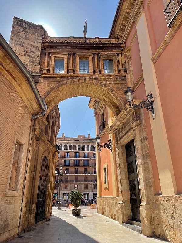 Valencias Kathedrale birgt laut Überlieferung einen der legenda?rsten Schätze der Christenheit: den Heiligen Gral. - © Manuel Meyer/dpa-tmn