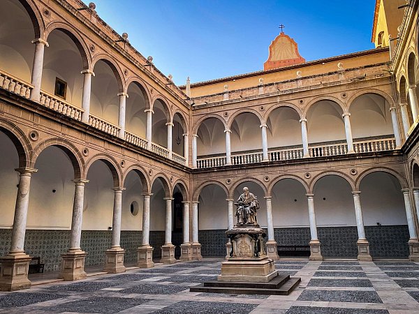 Imposant und symmetrisch: Innenhof des Priesterseminars El Patriarca. - © Manuel Meyer/dpa-tmn