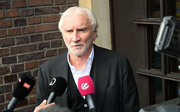 Auch Rudi Völler nahm an der Trauerfeier für den Rekordspieler von Werder Bremen teil. - © Carmen Jaspersen/dpa