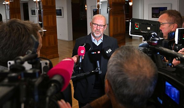 Meister-Trainer Thomas Schaaf bezeichnete Dieter Burdenski als «Legende». - © Carmen Jaspersen/dpa
