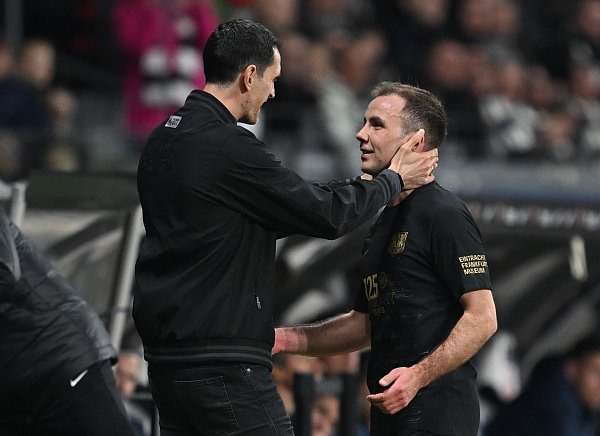 Eintracht-Trainer Dino Toppmöller hofft gegen Ajax Amsterdam nach zuletzt zwei Pleiten auf eine Steigerung seiner Mannschaft um Routinier Mario Götze. - © Arne Dedert/dpa