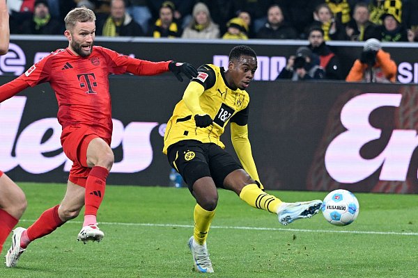 Jamie Gittens (r) war bislang Gegner des FC Bayern wie hier, als er im vergangenen Dezember in München zum 1:0 für Dortmund traf. - © Federico Gambarini/dpa