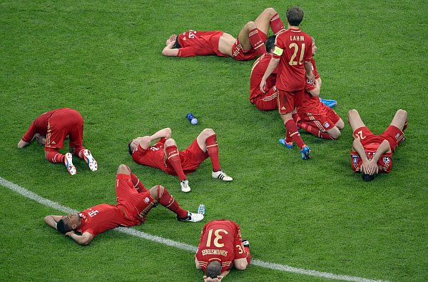 Die Bayern-Profis am Boden: Szene nach dem verlorenen Finale 2012. - © picture alliance / dpa