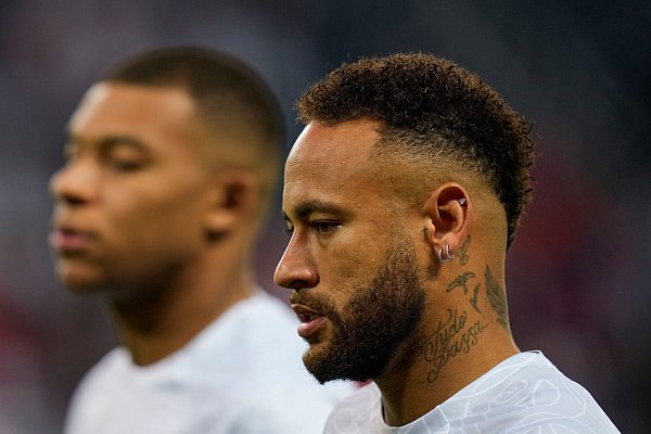 Rund 400 Millionen Euro ließ sich PSG Kylian Mbappé (links) und Neymar kosten: Der Titel in der Champions League sprang dafür nicht heraus. - © Thibault Camus/AP/dpa