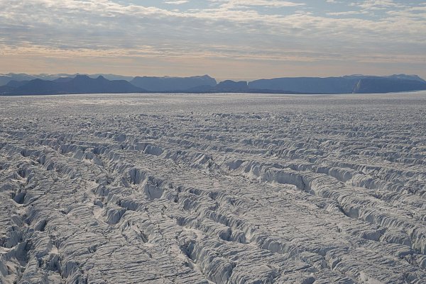 Laut Studie haben sich die Brüche in der Eisdecke in nur fünf Jahren deutlich ausgeweitet. - © Tom Chudley/Durham University/dpa