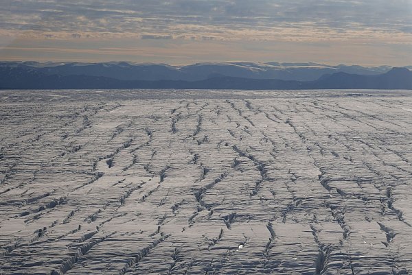 Risse in der Eisdecke entstehen durch die ungleichmäßige Bewegung des Gletschers. - © Tom Chudley/Durham University/dpa