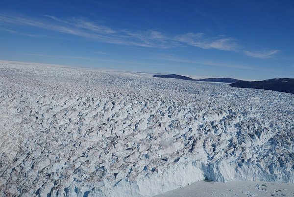 Grönland hat der Studie zufolge seit 1992 bereits zu einem Anstieg des Meeresspiegels um etwa 14 Millimeter beigetragen. - © Tom Chudley/Durham University/dpa