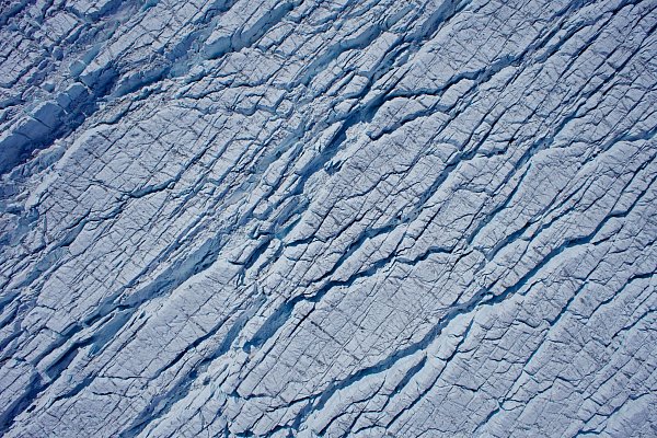 Die Studie stellt fest, dass der grönländische Eisschild immer schneller aufbricht. - © Tom Chudley/Durham University/dpa
