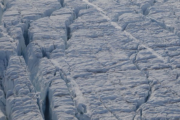 Die Daten der Forscher zeigen, dass die Gletscherspalten zwischen 2016 und 2021 größer und tiefer geworden sind. - © Tom Chudley/Durham University/dpa