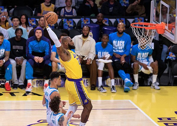 LeBron James bewies trotz seiner 40 Jahre erneut seine unglaubliche Athletik. - © Javier Rojas/PI via ZUMA Press Wire/dpa