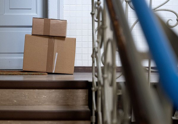 Nicht Zuhause, wenn die Lieferung kommt? Die Abstellgenehmigung am Wunschort hilft, überflüssige Fahrten zu vermeiden. - © Sven Hoppe/dpa/dpa-tmn