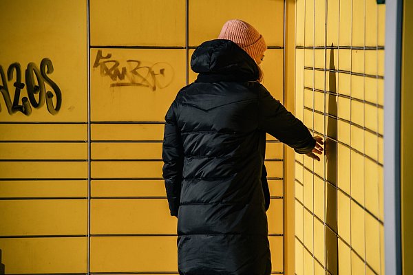 Pakete können ganz einfach an sogenannte Pick-up-Points, wie Paketstationen oder Paketshops in der Nähe geliefert werden. - © Zacharie Scheurer/dpa-tmn