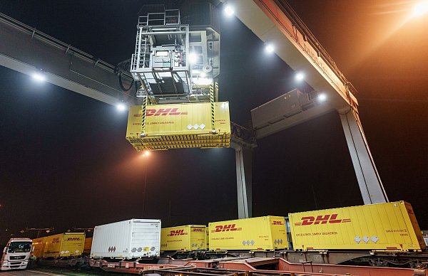 Wer darauf achtet, dass Ware aus Deutschland oder Europa kommt, trägt dazu bei, Transportwege kurzzuhalten. - © Axel Heimken/dpa