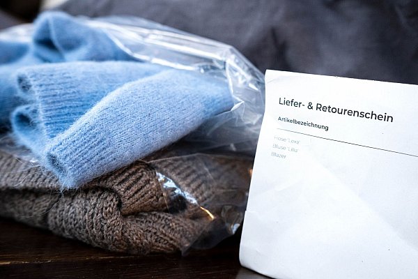 Da im Onlinehandel die Ware nicht angefasst, ausprobiert und geprüft werden kann, kommt es häufig zu Rücksendungen. Die Retourenquoten sind besonders bei Kleidungsstücken und Schuhen sehr hoch. - © Sina Schuldt/dpa