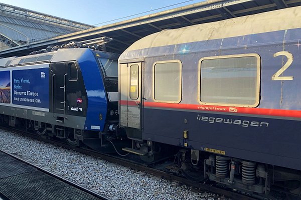 Nur zwei Jahre nach dem Start rollt der Nachtzug zwischen Paris und Berlin möglicherweise schon wieder aufs Abstellgleis (Archivbild). - © Michael Evers/dpa