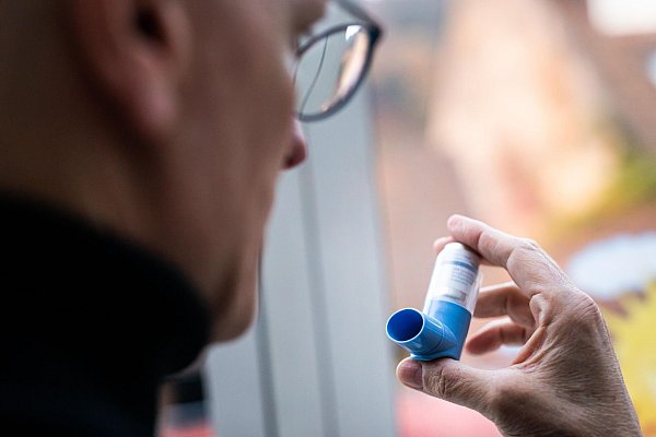 Asthma kann in jedem Alter erstmals auftreten. (Archivbild) - © Philipp von Ditfurth/dpa