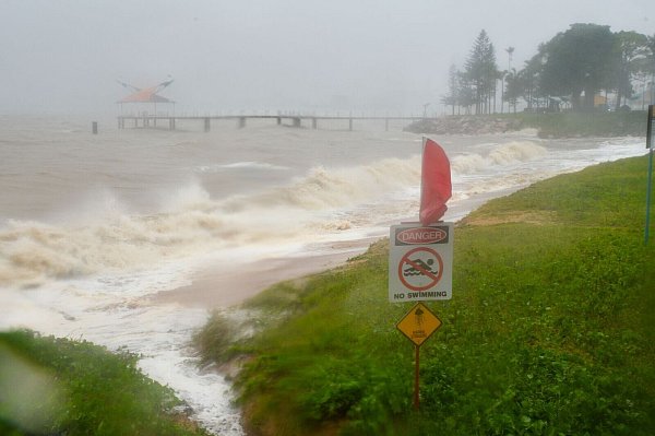 Besonders betroffen ist die Region zwischen Townsville und Cairns, die bei Touristen aus aller Welt beliebt ist. - © Scott Radford-Chisholm/AAP/dpa