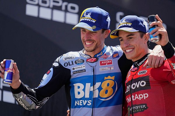 Álex und Marc Márquez führen in der Gesamtwertung. - © Jose Breton/AP/dpa