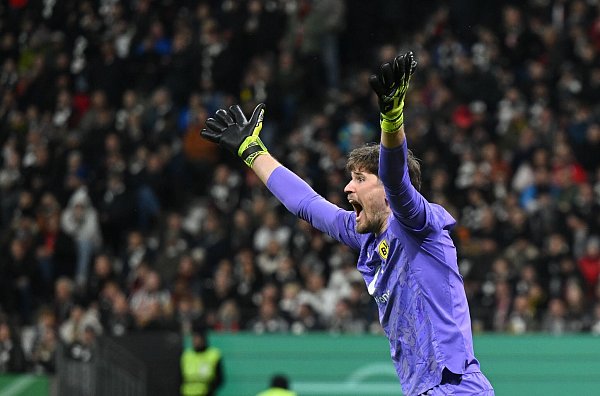 BVB-Keeper Gregor Kobel kassierte zuletzt acht Gegentore in drei Spielen - © Arne Dedert/dpa