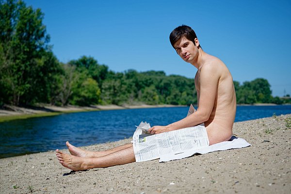 Der Mannheimer Stadtrat Julien Ferrat hat im Amtsblatt zu einem FKK-Swinger-Urlaub in Frankreich eingeladen - Abfahrt ist am Samstag. (Archivbild) - © Uwe Anspach/dpa
