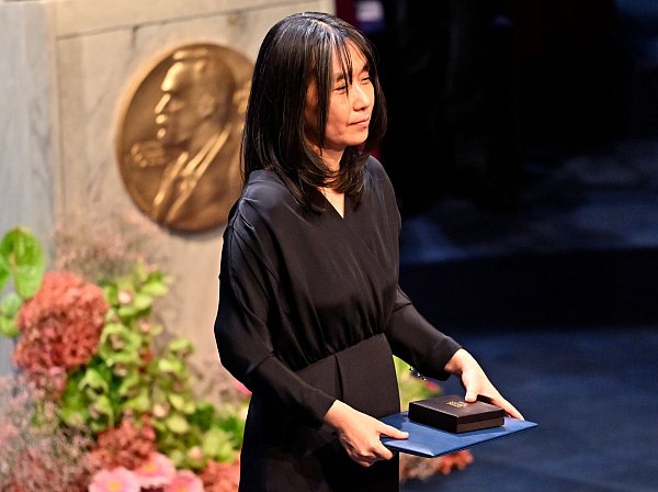 Die Literaturnobelpreisträgerin 2024: Han Kang aus Südkorea. (Archivbild) - © Jonas Ekstroemer/TT News Agency via AP/dpa