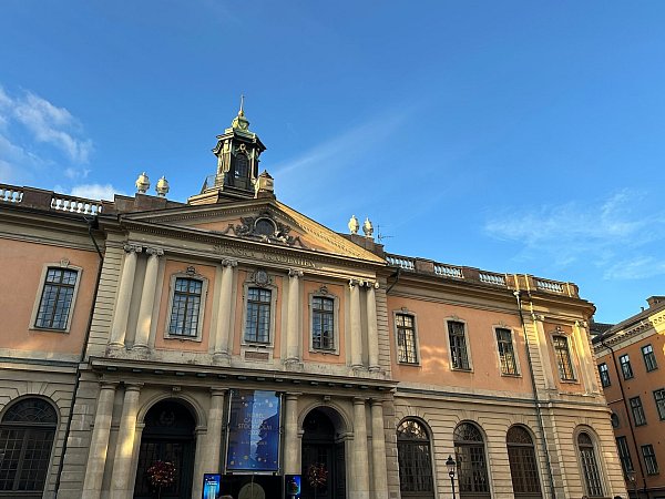 In der Schwedischen Akademie in Stockholm entscheidet sich, wer den diesjährigen Literaturnobelpreis bekommt. (Archivbild) - © Steffen Trumpf/dpa
