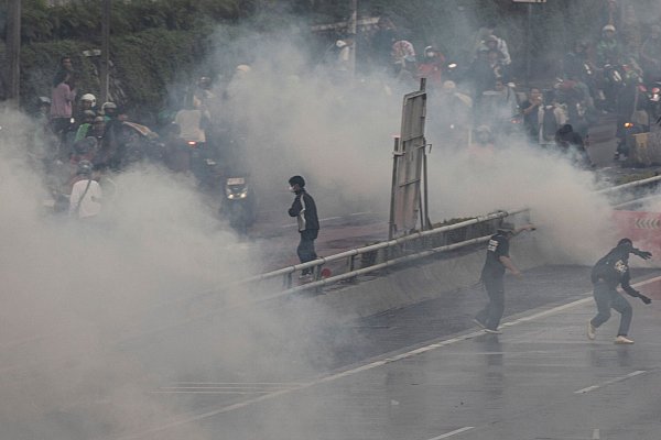 Die Polizei setzte auch Tränengas ein. - © Donal Husni/ZUMA Press Wire/dpa