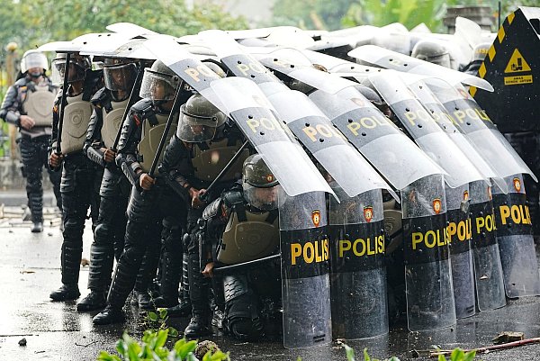 Die Zusammenstöße zwischen Demonstranten und Sicherheitskräften eskalieren. - © Achmad Ibrahim/AP/dpa