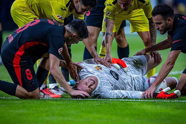 Verletzen sich Spitzenspieler wie Marc-André ter Stegen wegen der zu hohen Belastung? - © Revierfoto/dpa