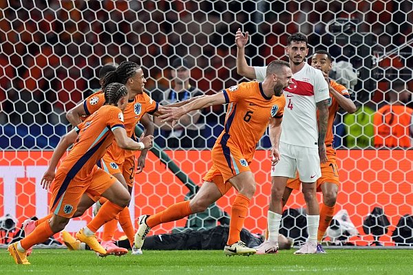Doch der Niederländer Stefan de Vrij (M) traf zum 1:1-Ausgleich. - © Marcus Brandt/dpa