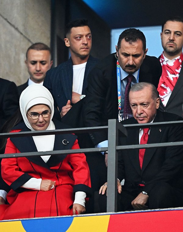 Auch Mesut Özil (M) war bei dem EM-Viertelfinale im Berliner Olympiastadion. - © Sebastian Christoph Gollnow/dpa