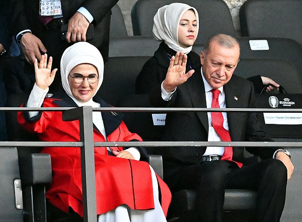 Recep Tayyip Erdogan (r), Präsident der Türkei, und seine Frau Emine Erdogan (l) winken vor dem Spiel auf der Tribüne. - © Sören Stache/dpa