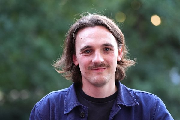 Kaleb Erdmann ist mit seinem Roman «Die Ausweichschule» auf der Shortlist 2025 vertreten (Archivbild). - © Marcus Brandt/dpa