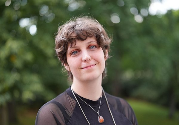 Fiona Sironic steht mit «Am Samstag gehen die Mädchen in den Wald und jagen Sachen in die Luft» auf der Shortlist 2025 (Archivbild). - © Marcus Brandt/dpa