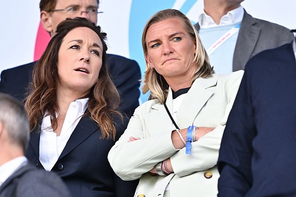 Stars von früher: UEFA-Frauenfußball-Direktorin Nadine Keßler (l) und Ex-DFB-Kapitänin Alexandra Popp. - © Sebastian Christoph Gollnow/dpa