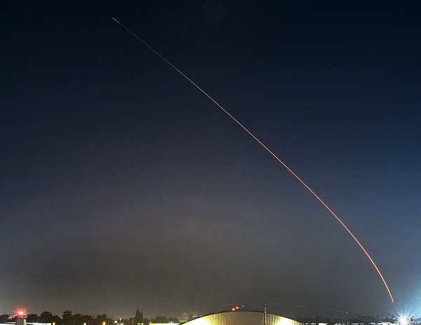 Der Start eines Starlink-Satelliten in Kalifornien. (Archivbild) - © Gene Blevins/ZUMA Press Wire/dpa