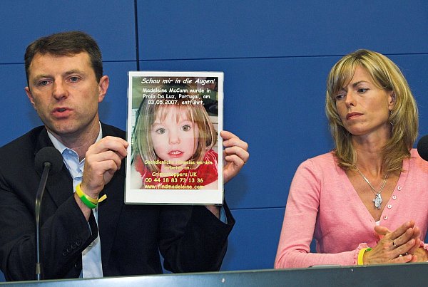 Maddies Eltern erinnern seit Jahren an das Verschwinden ihrer Tochter. (Archivbild) - © Sven Kaestner/AP/dpa
