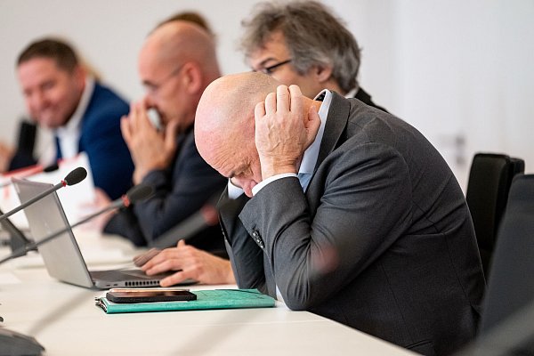 Die BSW-Fraktion in Brandenburg steckt in der Krise. Finanzminister Robert Crumbach (BSW, ganz rechts) spricht von einer «schwierigen Situation». - © Fabian Sommer/dpa