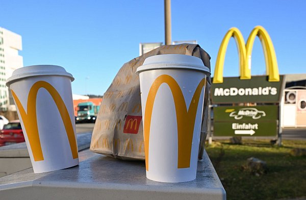 Auch MacDonald\\\'s bemerkt die Handelspolitik von Trump. (Archivbild) - © Bernd Weißbrod/dpa