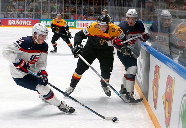 US-Kapitän Auston Matthews (l.) während der WM 2016 - © picture alliance / dpa