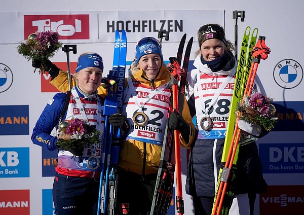 Im Gelben Trikot: Franziska Preuß (M). - © Georg Hochmuth/APA/dpa