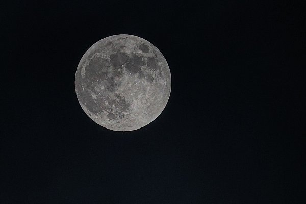 Schon lange haben Wissenschaftler Wasser auf dem Mond vermutet. (Archivbild) - © Gianni Gattus/dpa