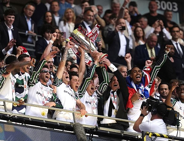 Zum Aufstieg gab es auf der Tribüne des Wembley-Stadions auch einen Pokal. - © Nick Potts/PA Wire/dpa