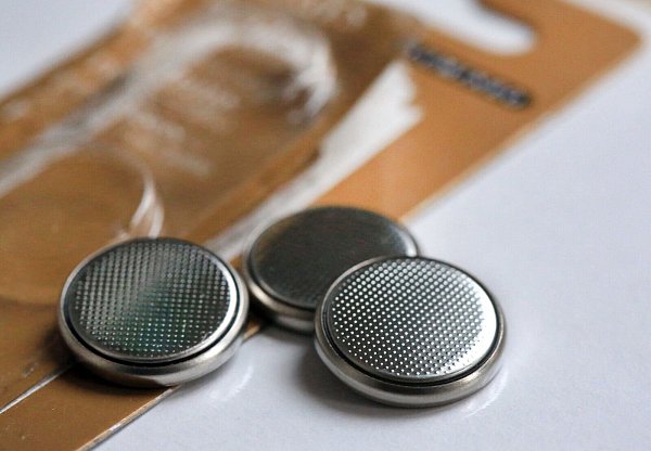 Batterie in Bonbonform: Knopfzellen können schwere Verätzungen der Speiseröhre verursachen, wenn das Kind sie verschluckt. - © Stephanie Pilick/dpa/dpa-tmn