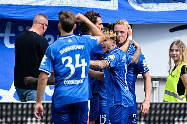 Die Darmstädter bejubeln das Führungstor von Isac Lidberg. - © Uwe Anspach/dpa